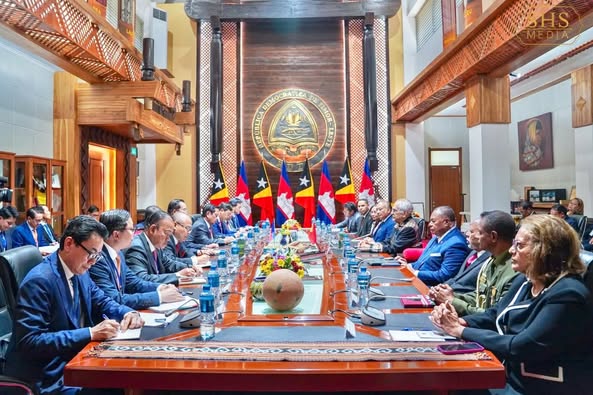 Cambodian Senate President Hun Sen meets with East Timor President Horta to discuss East Timor's accession to ASEAN