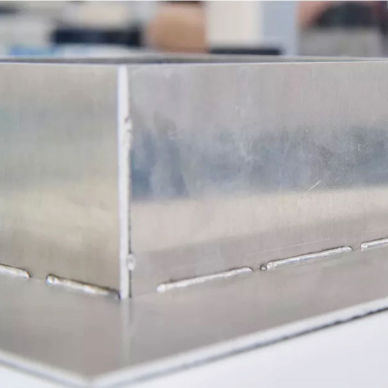 Compact metal laser welding system featuring 1070–1080nm wavelength and flexible fiber cable for on-site welding.