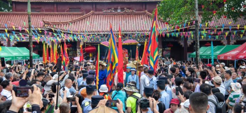 Chinese and Vietnamese people celebrate the traditional Jingzu festival "Ha Festival" at the border