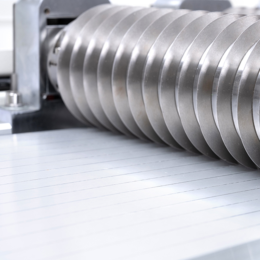 Multi knife PCB splitter with precision upper and lower blade sets and accurate V-cut alignment