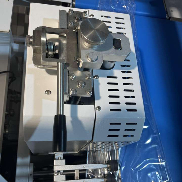 Automatic side sealing shrink wrapping machine for bottled water and beverages