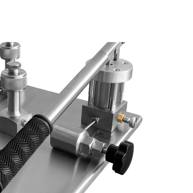 Air pressure calibration table with wide 0.95 to 60 bar range and three output ports for multi-instrument calibration