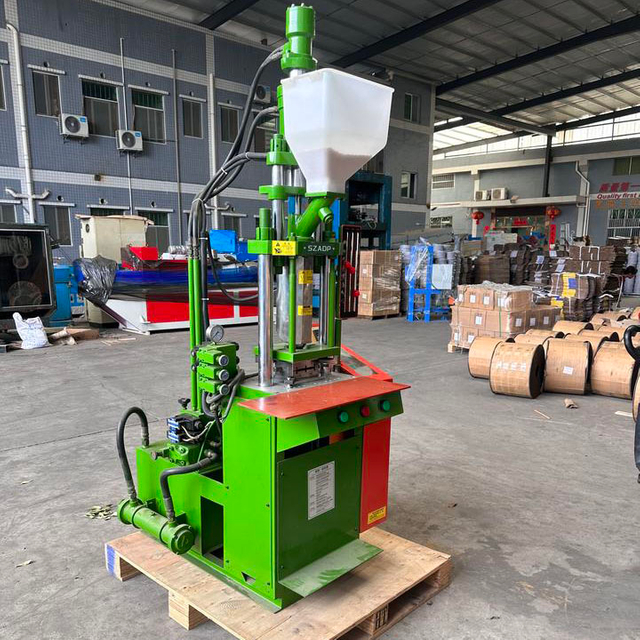 Vertical plastic injection moulding machine with compact structure for insert molding