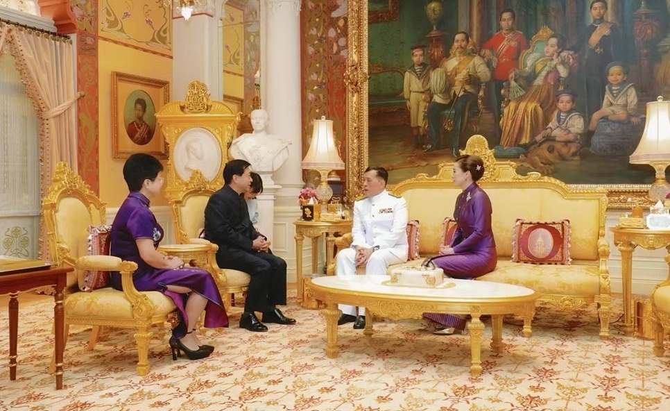 Chinese Ambassador to Thailand Han Zhiqiang and his wife bid farewell to pay respects to the King and Queen of Thailand