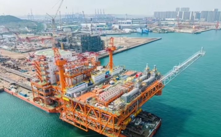 Weighing over 20000 tons, China's largest offshore oil and gas platform in the Bohai Sea has been completed and shipped