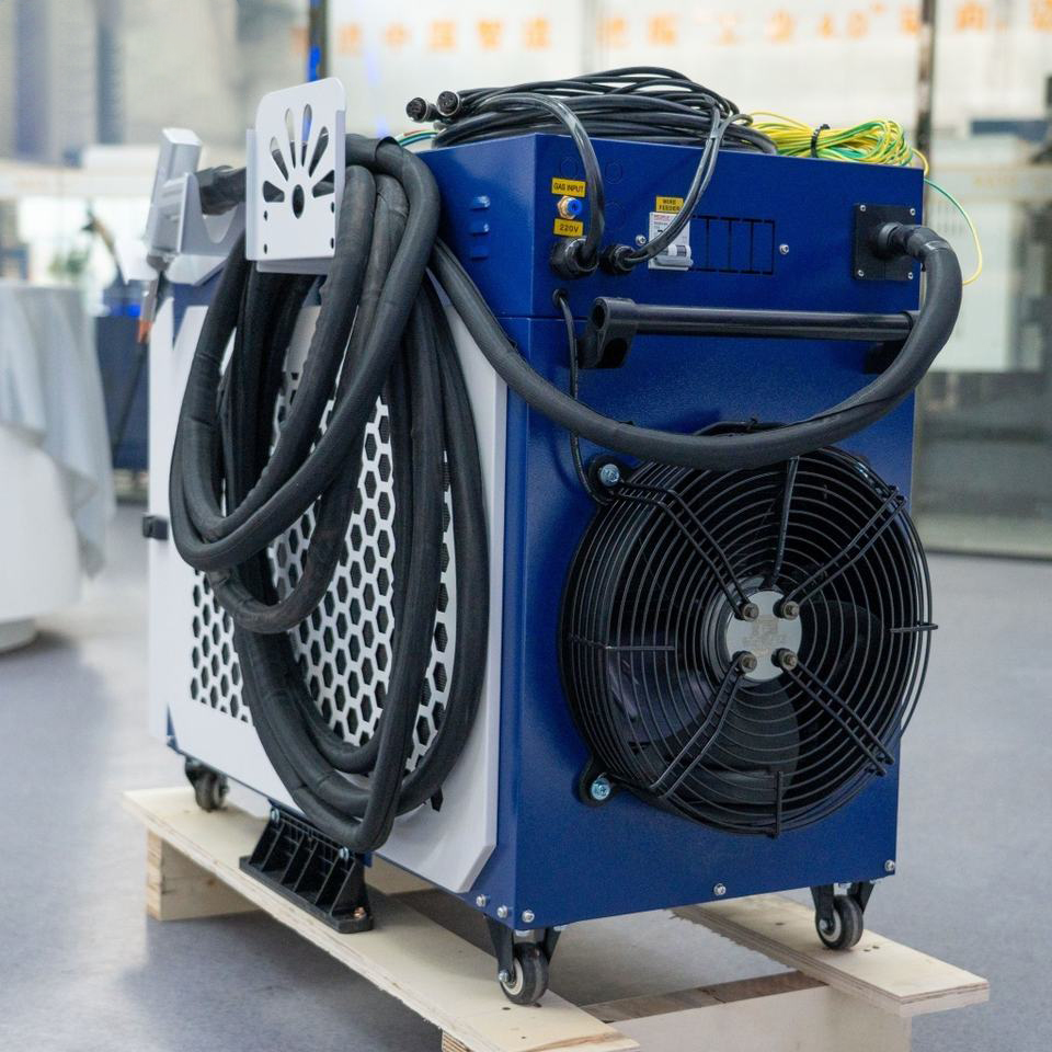 handheld laser welding head with swing function and quick-change nozzles