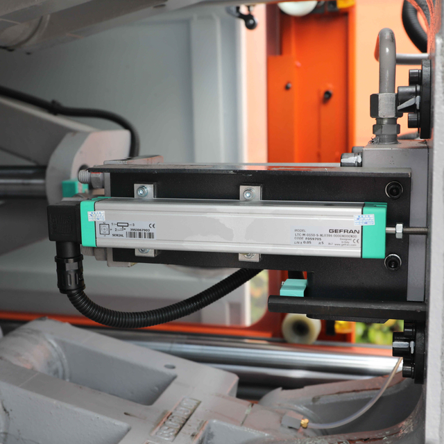 140 ton hydraulic injection molding machine with horizontal structure for electrical enclosures