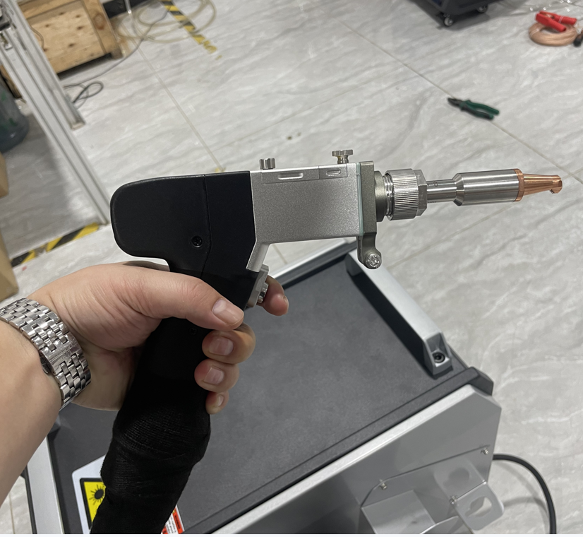 compact fiber laser welder for clean metal seam welding and repair