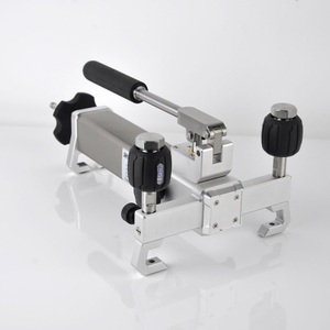 Portable handheld gas pressure pump for vacuum and pressure calibration with lightweight aluminum alloy structure