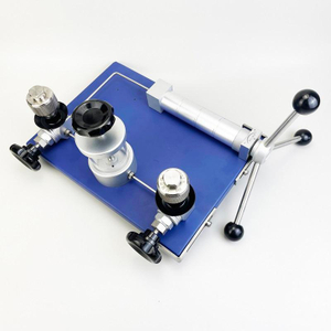 Manual pressure pump tester with wide pressure range for calibrating pressure gauges and instruments