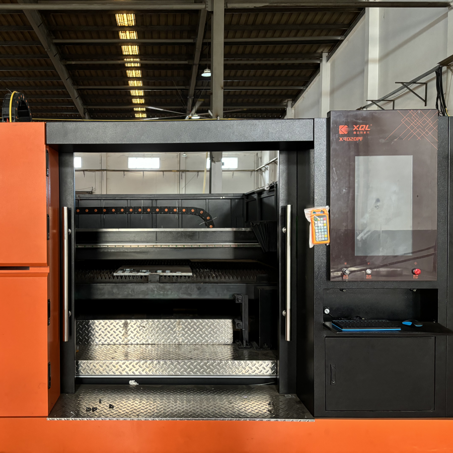 Full-enclosed protective structure of 4020AF fiber laser cutting machine with laser safety glass and stable bed design
